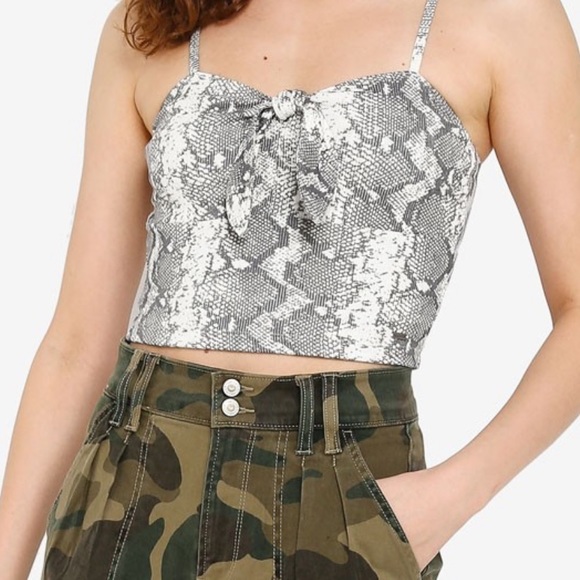 NWOT HOLLISTER SNAKESKIN TIE CROP TOP - Picture 3 of 10